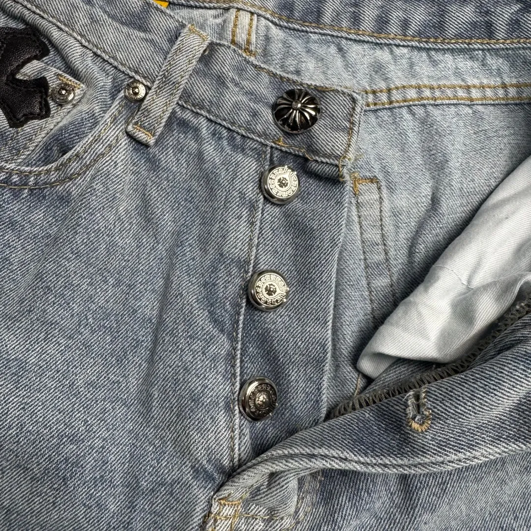 🅿️310 🔘Model number-KL103 🔘𝐂𝐡𝐫𝐨𝐦𝐞 𝐇𝐞𝐚𝐫𝐭 joint name 𝐆𝐀𝐋𝐋𝐄𝐑𝐘 𝐃𝐄𝐏𝐓. 🔘Cro Heart CH Heavy Industry Horsehair Spliced Flared Leather Jeans* 7*7 tannin 13.5 ammonia blue cow fabric, spliced with different colors of distressed denim, complete set of tannin washing processes such as stone grinding, desizing, malaysian, hand rubbing, hanging grinding, fermentation washing, full spray, cat suede, etc. The genuine leather cross is made of natural horse hair and first-layer sheepskin. Because of the natural color of horse hair, different parts of the fur have different shades, and each pair is different, which is different from the imitation leather on the market. Each pair is the same; because the trousers are custom-made cross genuine leather trousers, they need to be disassembled many times, which is troublesome to sew and the shipment is very slow. Size: S M L XL (28.30.32.34) Color: Blue